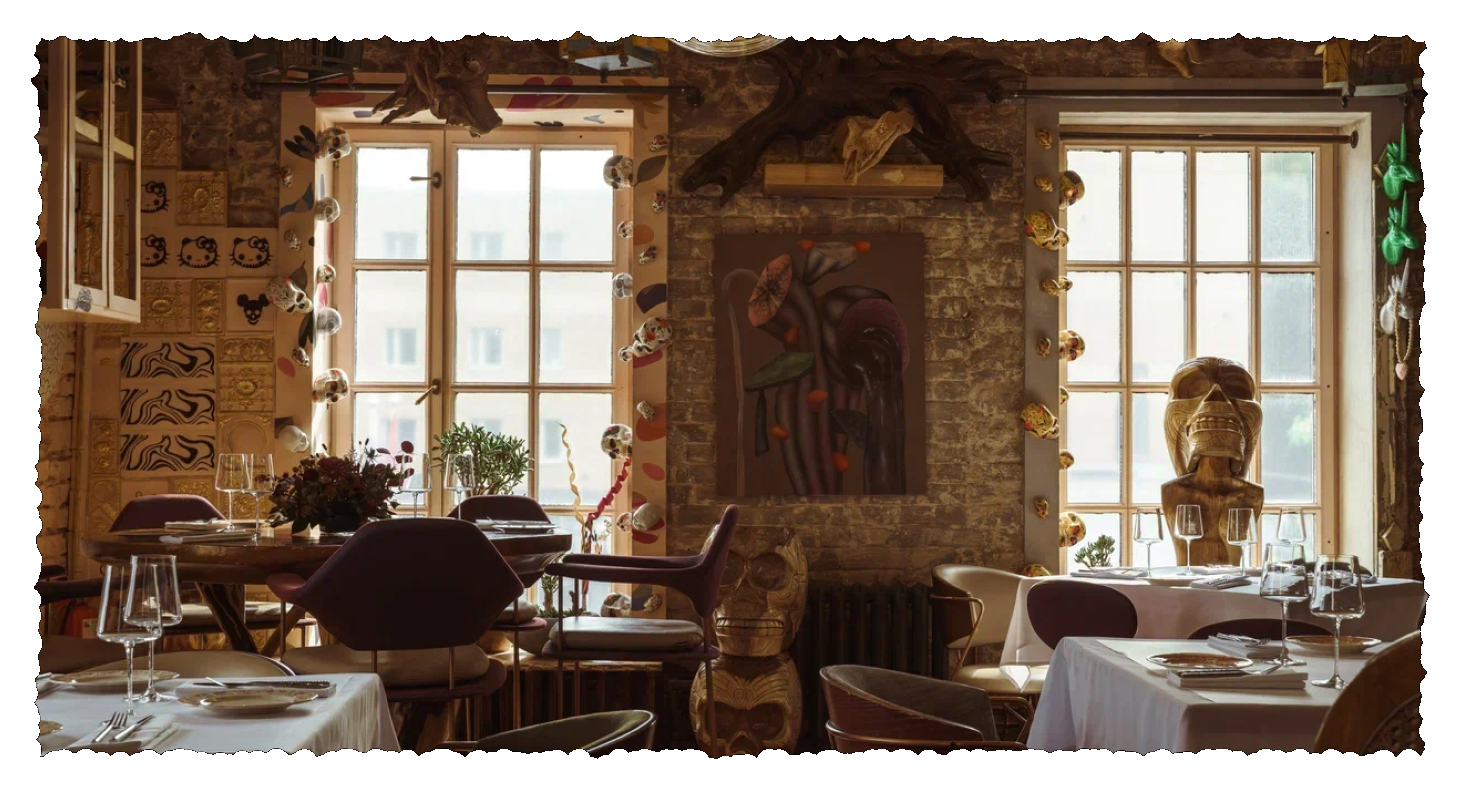 Кирпичный зал с окнами
